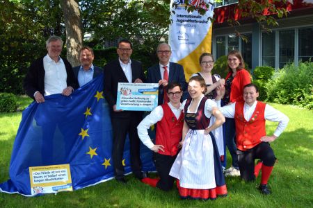 Tanzen verbindet über Sprachbarrieren hinaus – Markus Smolin, Günther Uhrmeister, Dietmar Kellerhof, Manfred Müller Friederike Meschede und Stefanie Lang (Kreisjugendamt) sowie vorne Erik Meier, Pauline Meier und Emanuel Stute. Foto: Amt für Presse- und Öffentichkeitsarbeit, Kreis Paderborn, Meike Delang Internationale Jugendfestwoche - Europas Jugend zu Gast im Kreis Paderborn